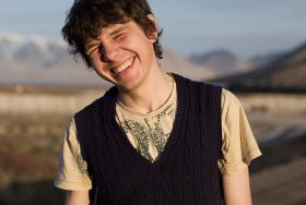 Dima Andreyev, dorabia oprowadzając turystów po Piramidzie.