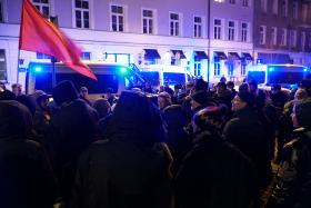 Grupa osób czekających przy ul. Poznańskiej na uwolnienie uczestników spontanicznego marszu