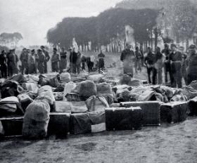 Bagaże polskich żołnierzy gotowe do przewiezienia do portu, Polkemmet koło Whitburn, Szkocja, lipiec 1946 r.