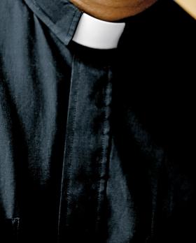 Wręcz torpedował ją erotycznie drogą esemesową. Rozkręcał się zawsze w godzinach wieczornych, po ukończeniu posługi.