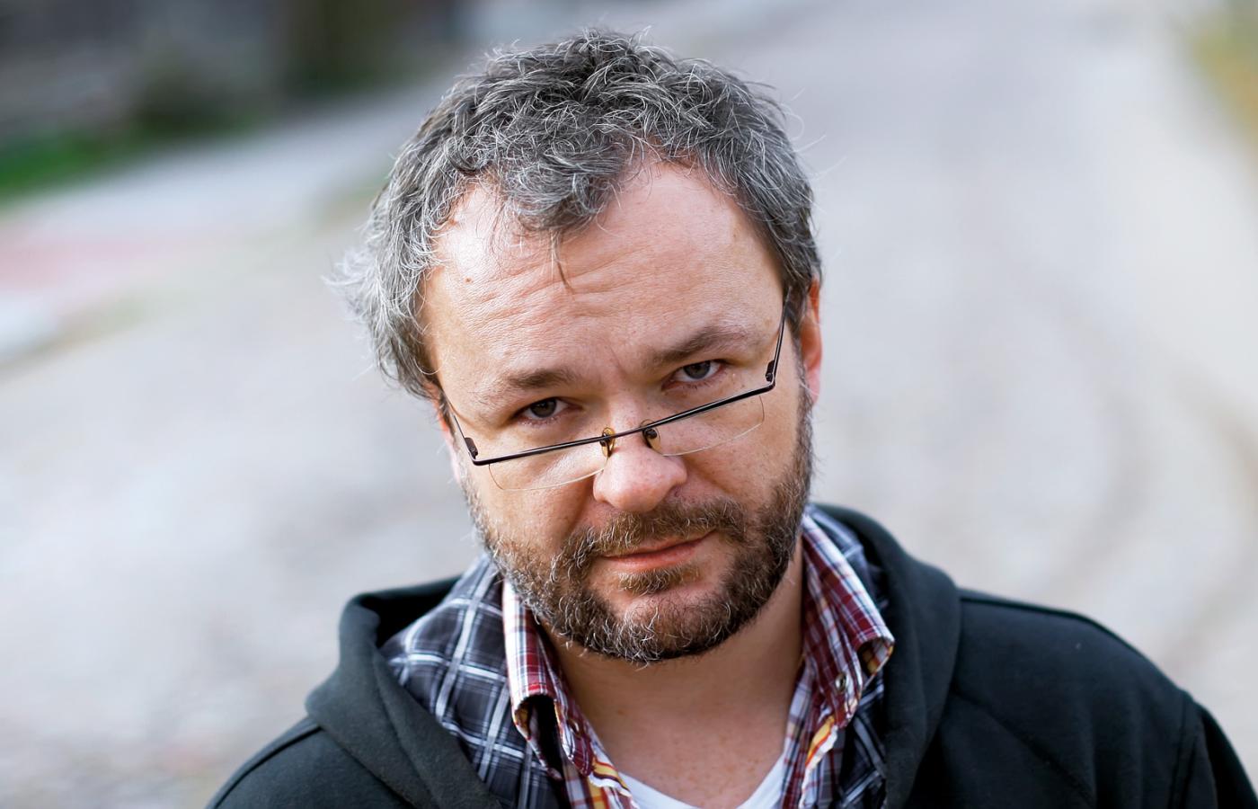 Ignacy Karpowicz zadebiutował powieścią „Niehalo” w 2006 r. Wtedy po raz pierwszy był nominowany do Paszportu.