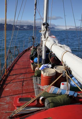 Na pokładzie zapasy dla załogi i stacji badawczych.