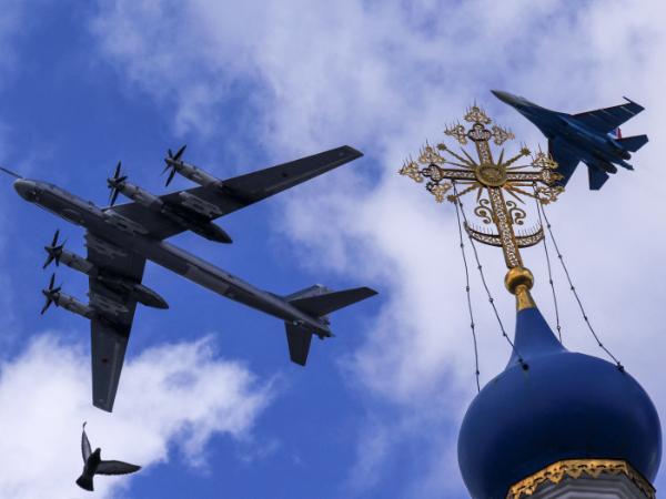 Su-35S i bombowiec strategiczny Tu-95ms, maj 2022 r.