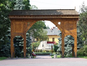 Tarnów, pamiątkowa Brama Seklerska, ku czci Józefa Bema i Sandora Petöfiego, dar jednego z węgierskich miast .