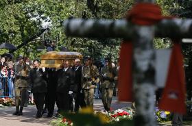 Dziś rangę Alei Zasłużonych zyskuje również początek Alei Głównej. Na zdjęciu pogrzeb Bronisława Geremka na Powązkach Wojskowych.