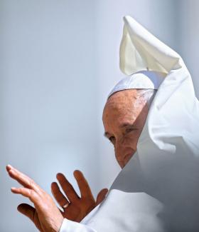 Zmasowany atak na Franciszka zaczął się od Wielkiego Czwartku, kiedy to papież umył stopy grupie uchodźców. Byli wśród nich muzułmanie.