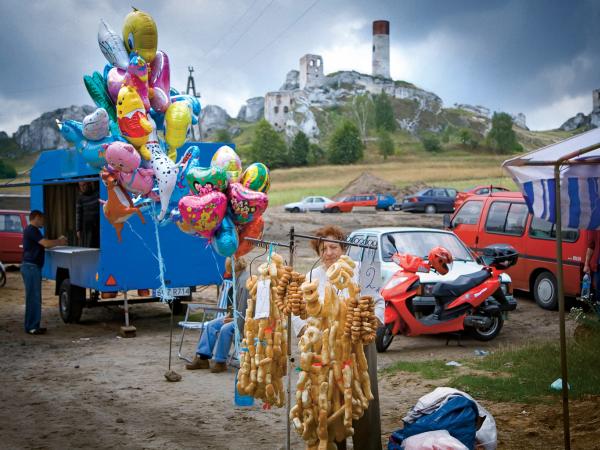 Festyn odpustowy w miejscowości Olsztyn k. Częstochowy. Kultura w tej formie „robiona jest” dla przyjezdnych. Niemal nigdzie nie powstaje z myślą o mieszkańcach regionu