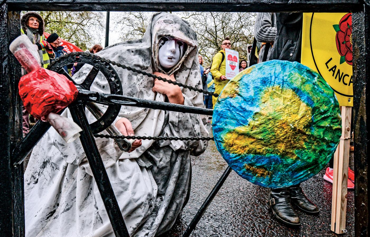 Porozumienie paryskie z 2015 r. — którego podpisania domagali się protestujący na całym świecie, m.in. w Londynie — dało nadzieję na lepszą ochronę klimatu.