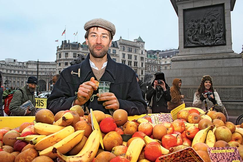 Tony obitych owoców i warzyw z supermarketów i bankiet na Trafalgar Square gotowy.