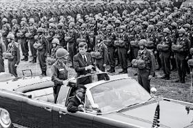 Prezydent John F. Kennedy dokonuje przeglądu w bazie US Army pod Frankfurtem w 1963 r.