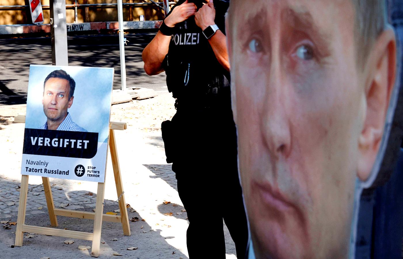 Plakat przedstawiający Aleksieja Nawalnego i portret Władimira Putina przed ambasadą Rosji w Berlinie
