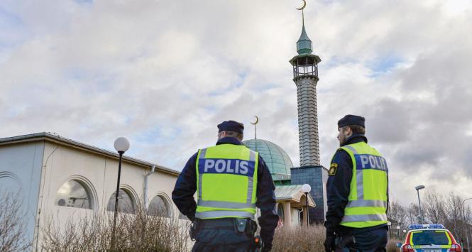 Szwedzka policja wzmocniła ochronę wokół meczetów. Na fotografii: meczet w Uppsali, który w tym roku zaatakowano koktajlem Mołotowa.