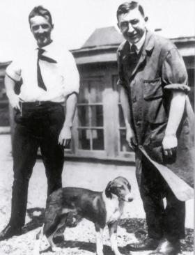 Kanadyjscy lekarze Charles Best (z lewej) i Frederick Banting z jednym z pierwszych psów wyleczonych przez nich insuliną.