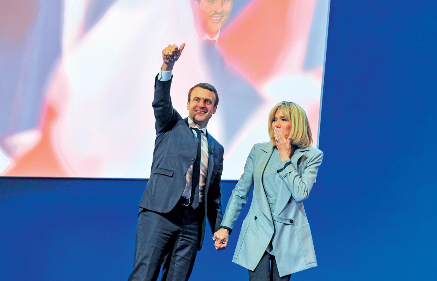 Emmanuel Macron z małżonką Brigitte pozdrawiają wyborców tuż po ogłoszeniu wyników wyborów prezydenckich.