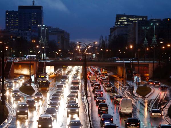 Według statystyk po polskich drogach jeździ ok. 20 mln aut, ich średni wiek przekracza 14 lat, z tego powyżej 20 lat ma ok. 8 proc., a powyżej 27 – czyli zabronionych w centrum stolicy – ok. 1 proc.