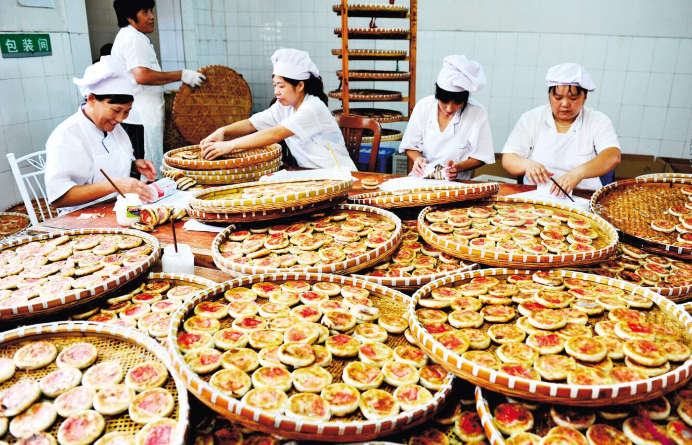 Wypiek księżycowych ciasteczek we wschodnich Chinach.