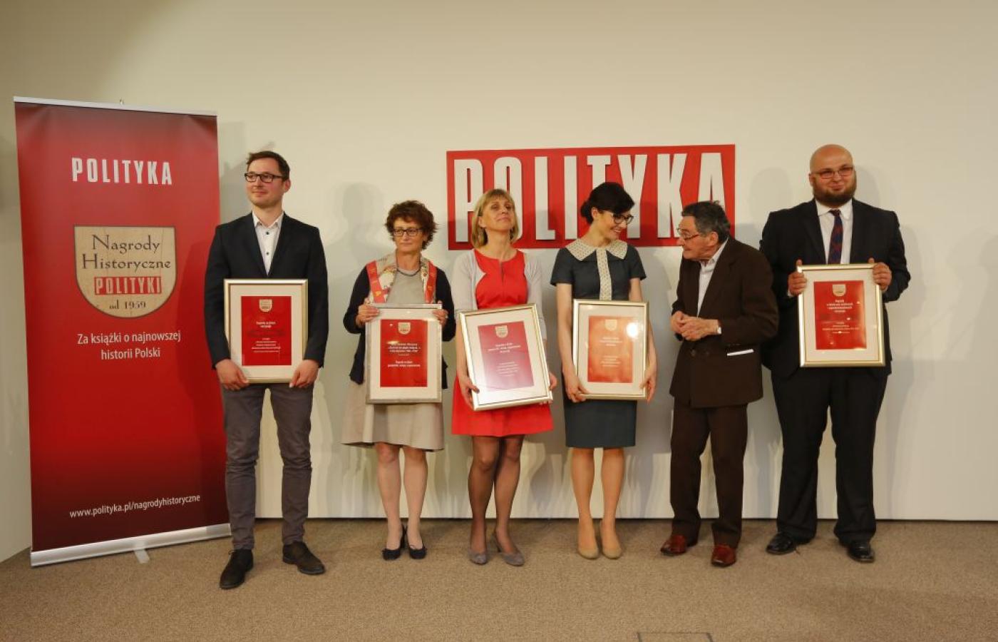 Wszyscy nasi tegoroczni nagrodzeni. Od lewej Adam Sitarek, Elżbieta Moczarska, Anna Machcewicz, Karolina Szymaniak, Marian Turski (przew. Jury) i Jan Olaszek.