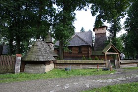 Binarowa koło Biecza: kościół z ok. 1500 r., p.w. św. Michała Archanioła, wpisany na listę światowego dziedzictwa kulturalnego UNESCO