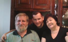 Sebastian Mach (pośrodku) jest motorniczym w warszawskich tramwajach, bo musi mieć pracę w ruchu.