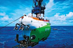 Wehikuł wraca na pokład statku badawczego po kilkukrotnych wyprawach na dno Rowu Mariańskiego.