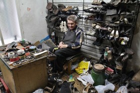 Czesław Gadomski z butami potrafi zrobić wszystko. Od 1952r. niewiele się w jego zakładzie zmieniło. Nie ma pretensji, że czasy się zmieniły, ale wstyd mu gdy dzieci patrzą na bezdomnych śpiących na ławce.