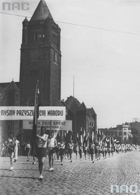 Czas zbiórki na Fundusz Obrony Narodowej i uroczystości takich jak Święto Wychowania Fizycznego i Przysposobienia Wojskowego w Poznaniu. 1937 r.