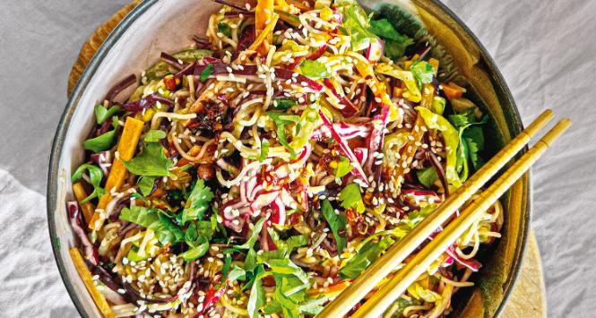 Sałata sajgonkowa z sosem orzechowym