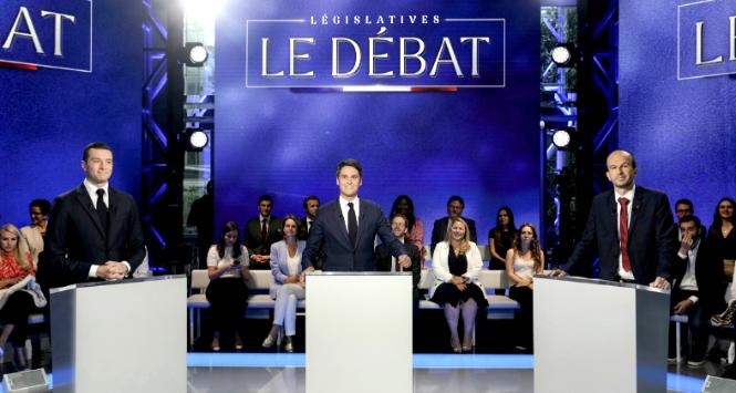 Od lewej: lider skrajnie prawicowej partii Rassemblement National (Zgromadzenie Narodowe) Jordan Bardella, premier Gabriel Attal i członek skrajnie lewicowej La France Insoumise (Francja Nieujarzmiona) Manuel Bompard. 25 czerwca 2024 r.