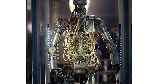 Im bardziej roboty upodobnią się do ludzi, tym bardziej staną się groźne