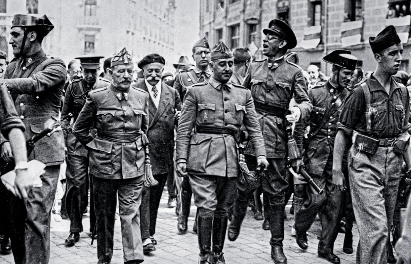 Gen. Franco (w centrum) wizytuje kwaterę główną Frontu Północnego w Burgos, 1936 r.