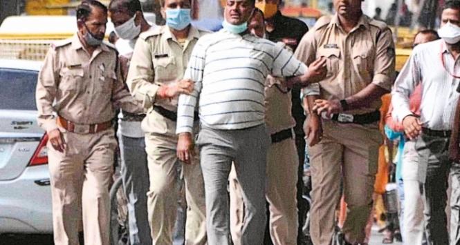 Gangster Vikas Dubey zatrzymany przez policję. Zginął w strzelaninie w drodze do aresztu podczas rzekomej próby ucieczki.