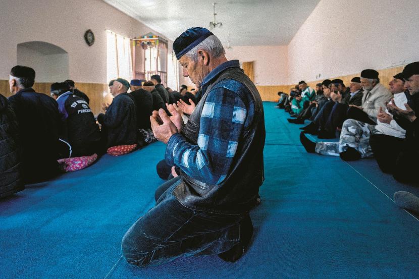 Do starego meczetu chodzą seniorki i seniorzy. Modlą się o zdrowie i pokój dla wszystkich. Młodzi radykałowie mają własną świątynię.