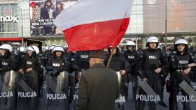 Współczesny świat jest skomplikowany, a oczekiwania, że prostymi metodami i mądrością silnego przywódcy rozwiążemy wszelkie problemy, są mało realistyczne.