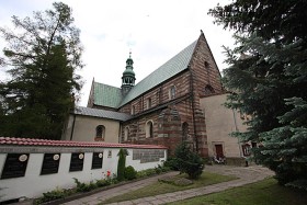 Wąchock. Kościół p.w. NMP i św. Floriana zbudowany z ciosów jasnego i czerwonego piaskowca