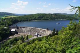 Park Narodowy Kellerwald-Edersee – najpopularniejszy region wypoczynkowy w Niemczech Kellerwald-Edersee to raj dla miłośników pieszych wędrówek, wycieczek rowerowych i amatorów sportów wodnych. Trudno znaleźć inny region o tak wielu niezwykłych możliwościach spędzania aktywnego wypoczynku. Jezioro Edersee o długości 27 kilometrów oferuje idealne warunki na udany urlop nad wodą. Liczne kąpieliska, możliwość żeglowania oraz uprawiania windsurfingu, ustronne zatoczki do wędkowania i szlak rowerowy wzdłuż brzegu to tylko niektóre atrakcje parku.