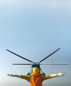 Oprócz wszystkich swoich zalet, śmigłowiec jest maszyną trudną w pilotażu i wymagającą od pilota wysokich umiejętności, by bezskrzydłą maszynę utrzymać w garści.