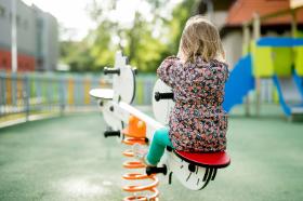 „Dzieci pijących rodziców nikogo nie zapraszają. Zawsze jest jakaś wymówka, żeby ktoś nie mógł przyjść. Koledzy albo koleżanki czekają pod blokiem”.