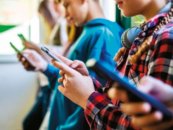 Realne zmiany przyniosłoby przekształcenie szkół w przestrzenie wolne od rozrywkowego korzystania z urządzeń cyfrowych. Nie tylko dla dzieci – także dla dorosłych, w tym nauczycieli.