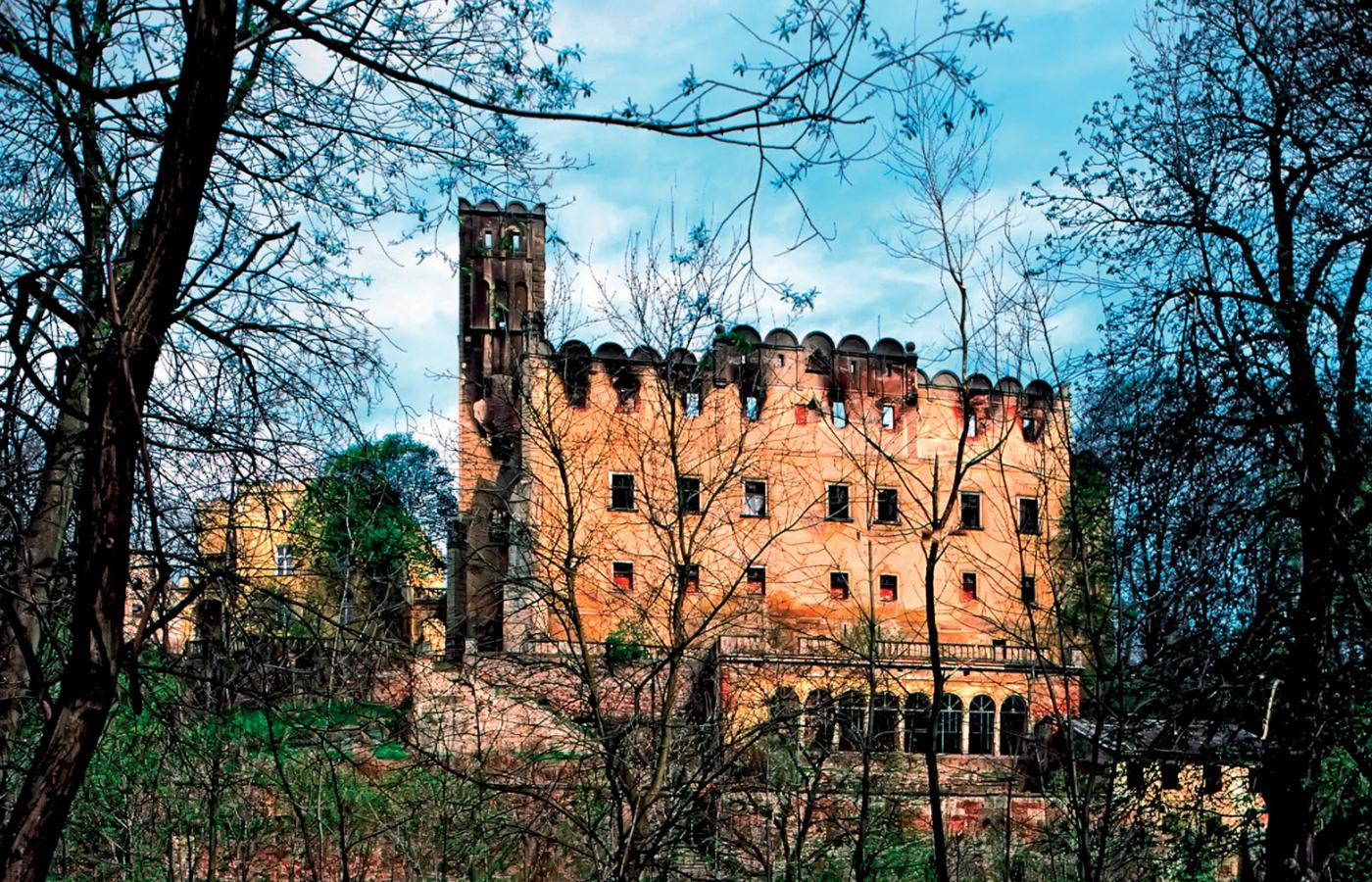 Ratno Dolne, jedna z bardziej malowniczych ruin pałacowych.