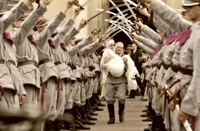 Kawalerzysta Jan Krynicki (czyli Borys Szyc) niesie świeżo przez siebie poślubioną aktorkę teatru rewiowego Olę Raniewską (w tej roli Natasza Urbańska)