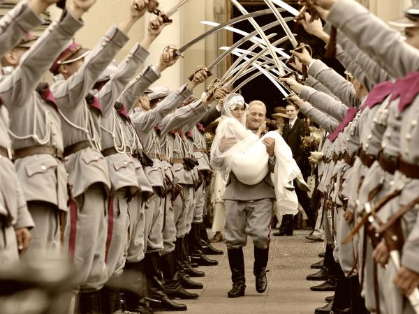 Kawalerzysta Jan Krynicki (czyli Borys Szyc) niesie świeżo przez siebie poślubioną aktorkę teatru rewiowego Olę Raniewską (w tej roli Natasza Urbańska)