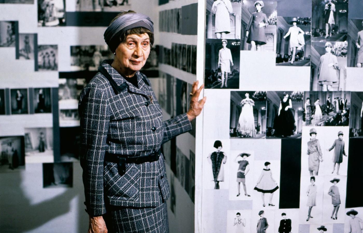 Jadwiga Grabowska na wystawie fotografii swoich projektów zorganizowanej z okazji jej 80. urodzin, 1978 r.