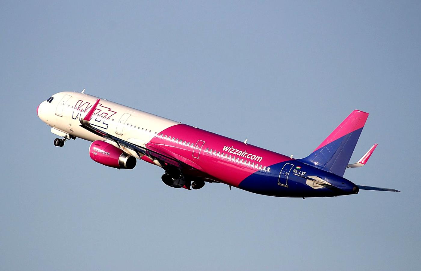 Linie lotnicze nie spieszą się z odwoływaniem lotów w związku z koronawirusem. Wizz Air, easyJet i Ryanair drastycznie zredukują rozkłady dopiero od połowy marca.