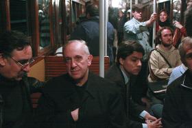 Duchowny unika limuzyn, lepiej czuje się jadąc rowerem lub w metrze. Buenos Aires 2008 r.