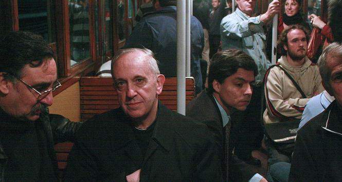 Papież Franciszek, jeszcze jako arcybiskup Buenos Aires, w metrze, w drodze do pracy.