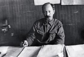 Feliks Dzierżyński, szef sowieckiego OGPU, służby specjalnej i tajnej policji, w swoim gabinecie, Moskwa, 1925 r.