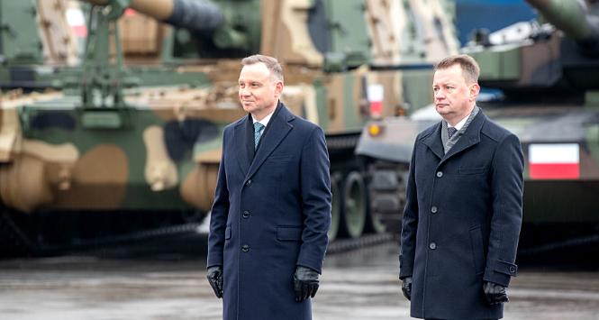 Prezydent Andrzej Duda i minister Mariusz Błaszczak lubią prezentować się a tle zakupionego sprzętu. Tymczasem PiS ma na koncie trzeciego szefa sztabu, który nie zdzierżył.