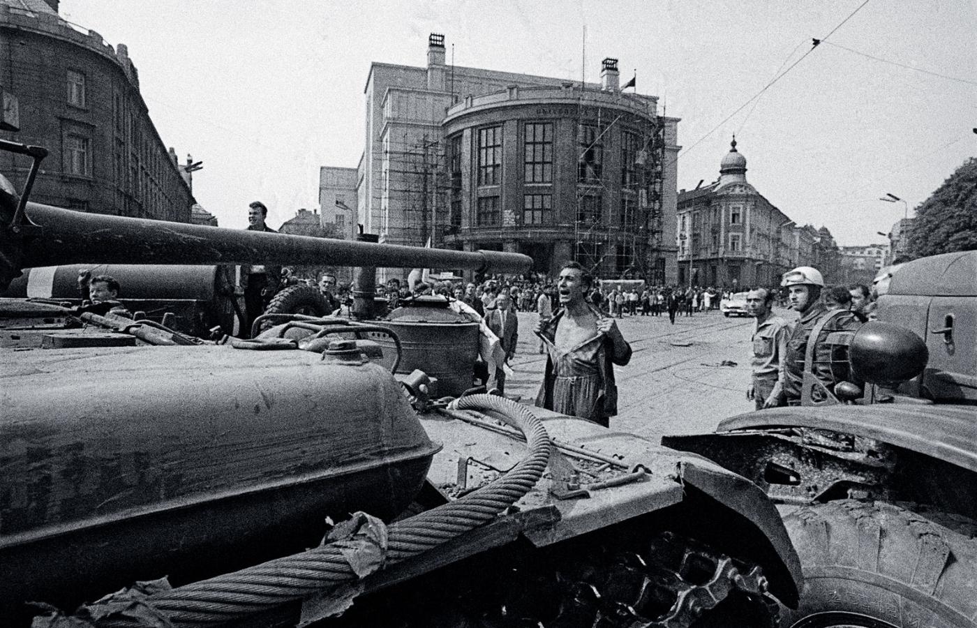 Dramatyczny koniec czechosłowackiego eksperymentu: czołgi wojsk Układu Warszawskiego na ulicach czeskich i słowackich miast, tu w Bratysławie, 21 sierpnia 1968 r.
