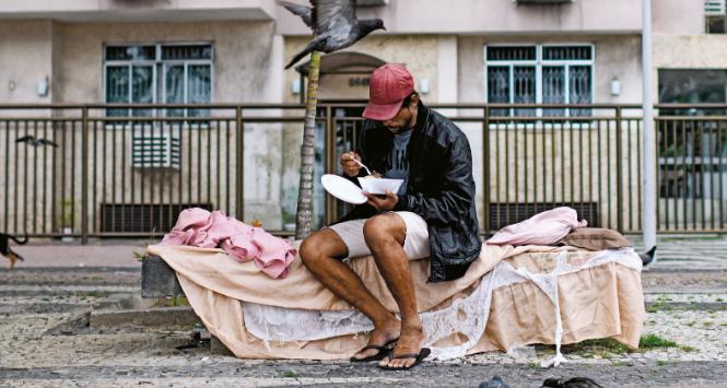 W Brazylii zawsze były bieda i skrajne nierówności. Ale dziś do biednych dołączyła klasa średnia.