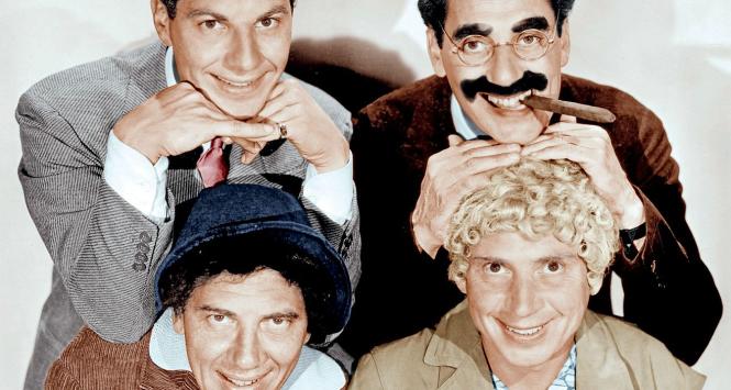 Bracia Marx: rodzeństwo aktorów teatralnych i filmowych. Herbert (Zeppo), Julius Henry (Groucho), Leonard (Chico), Adolph Arthur (Harpo).